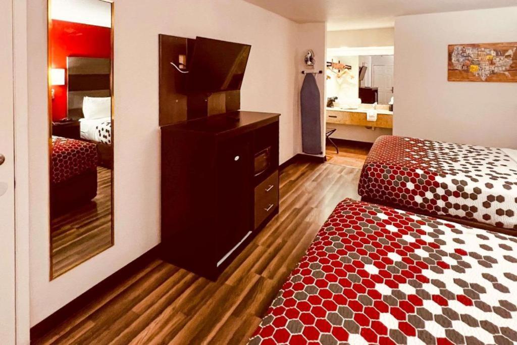 Econo Hotel 3*